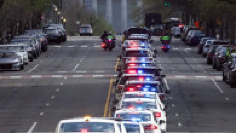 O coloană de mașini ale poliției escortează trupul neînsuflețit al agentului William Evans care a murit încercând să oprească un suspect înarmat care a vrut să pătrundă în complexul Congresului SUA, vineri, 2 aprilie 2021 Foto: Profimedia | Poza 10 din 10