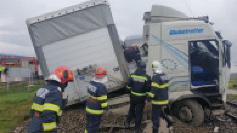 O femeie a fost rănită după ce un camion a fost lovit de două trenuri în județul Vaslui. Foto: ISU | Poza 9 din 15