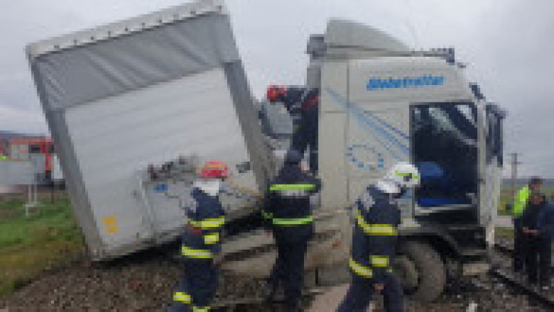 O femeie a fost rănită după ce un camion a fost lovit de două trenuri în județul Vaslui. Foto: ISU | Poza 10 din 15