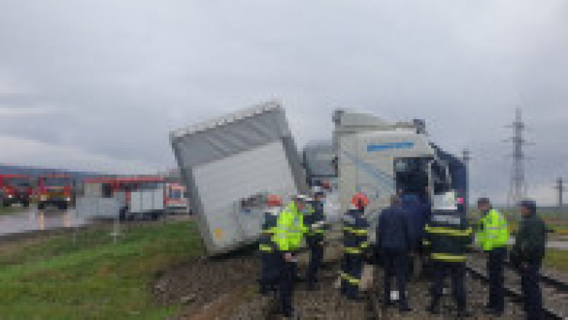 O femeie a fost rănită după ce un camion a fost lovit de două trenuri în județul Vaslui. Foto: ISU | Poza 8 din 15