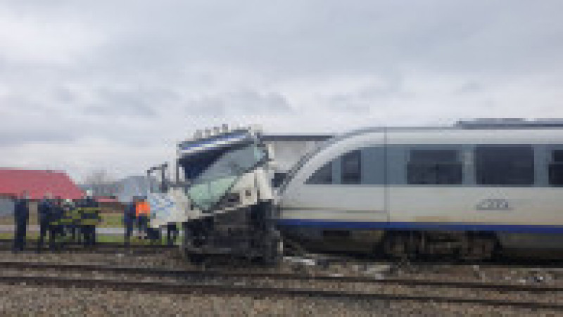 O femeie a fost rănită după ce un camion a fost lovit de două trenuri în județul Vaslui. Foto: ISU | Poza 5 din 15