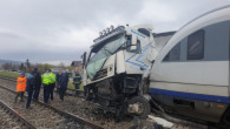 O femeie a fost rănită după ce un camion a fost lovit de două trenuri în județul Vaslui. Foto: ISU | Poza 6 din 15
