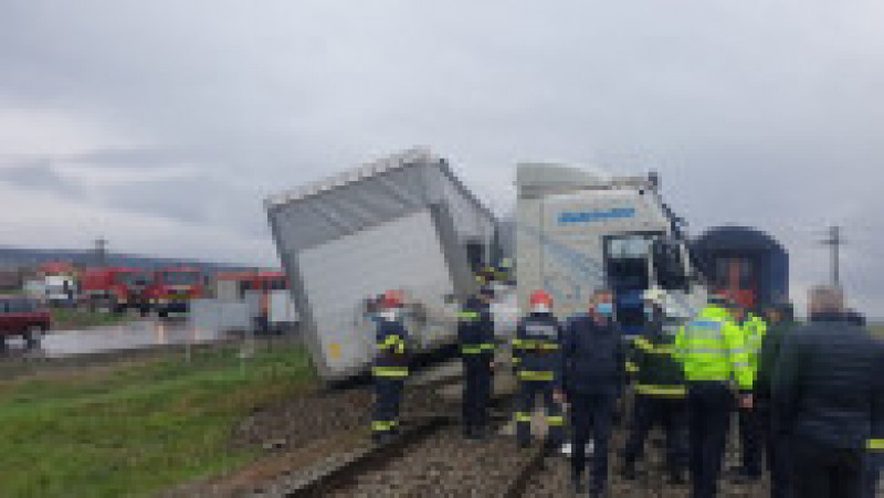 O femeie a fost rănită după ce un camion a fost lovit de două trenuri în județul Vaslui. Foto: ISU | Poza 7 din 15