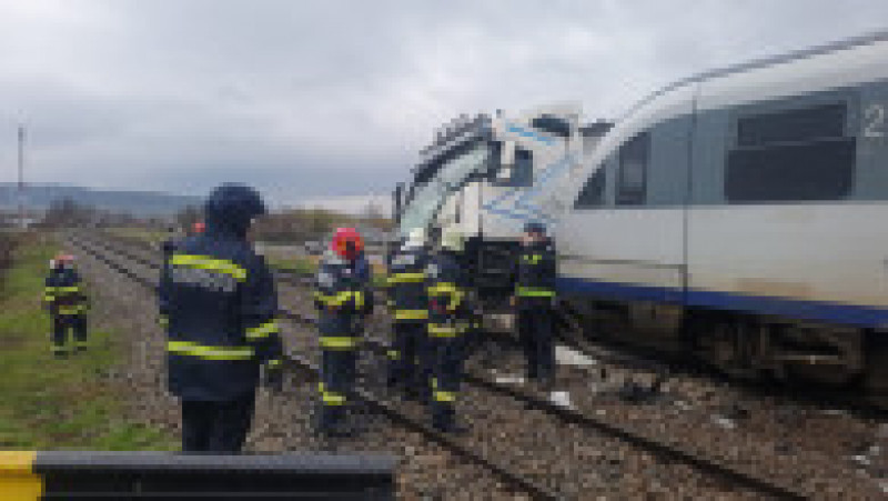 O femeie a fost rănită după ce un camion a fost lovit de două trenuri în județul Vaslui. Foto: ISU | Poza 2 din 15