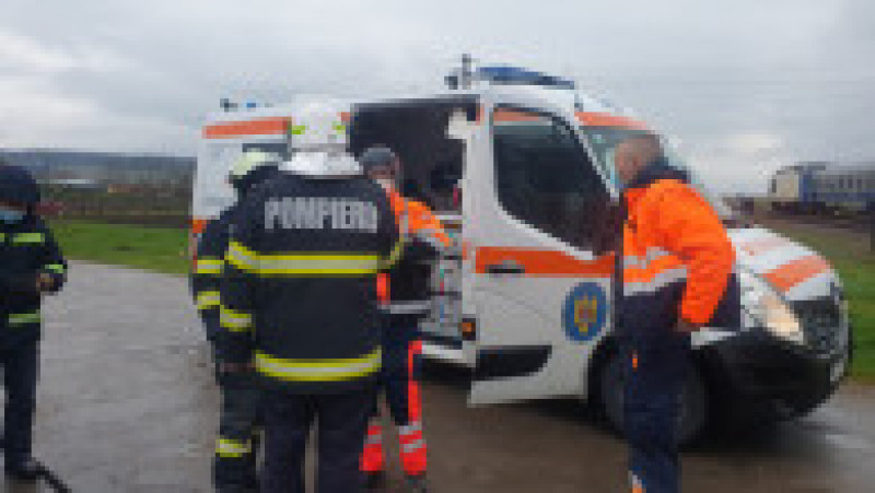 O femeie a fost rănită după ce un camion a fost lovit de două trenuri în județul Vaslui. Foto: ISU | Poza 15 din 15
