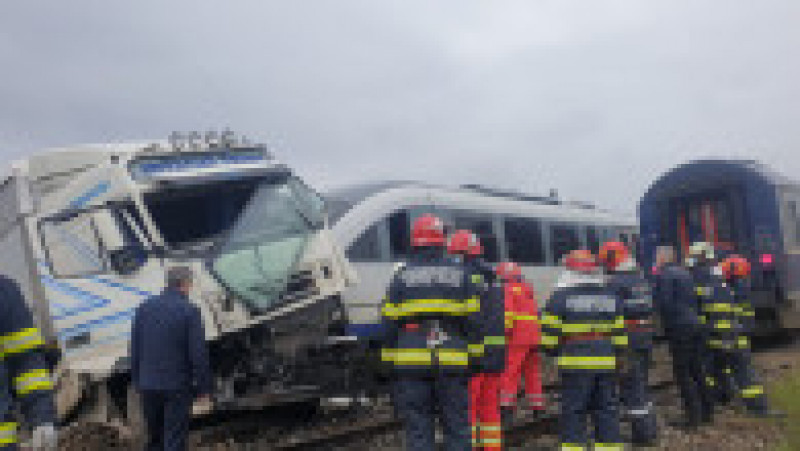 O femeie a fost rănită după ce un camion a fost lovit de două trenuri în județul Vaslui. Foto: ISU | Poza 13 din 15