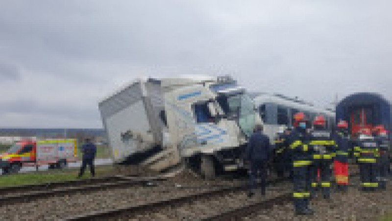 O femeie a fost rănită după ce un camion a fost lovit de două trenuri în județul Vaslui. Foto: ISU | Poza 1 din 15