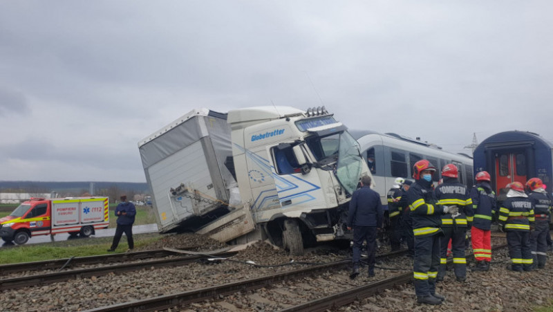 O femeie a fost rănită după ce un camion a fost lovit de două trenuri în județul Vaslui. Foto: ISU