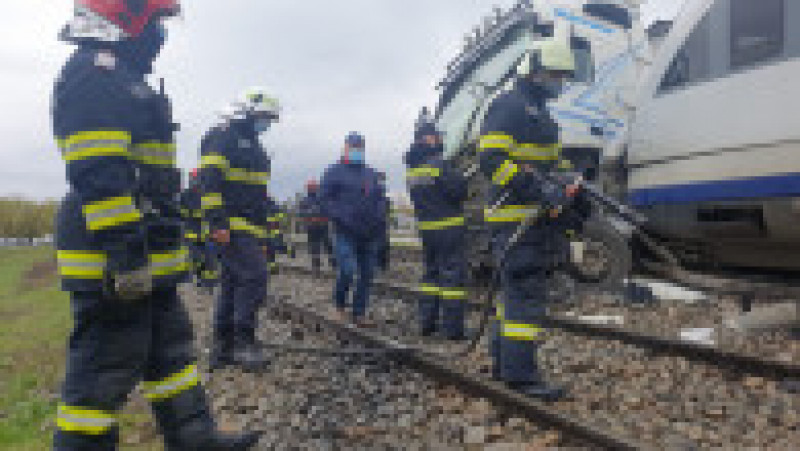 O femeie a fost rănită după ce un camion a fost lovit de două trenuri în județul Vaslui. Foto: ISU | Poza 3 din 15