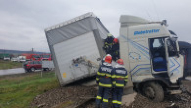 O femeie a fost rănită după ce un camion a fost lovit de două trenuri în județul Vaslui. Foto: ISU | Poza 4 din 15