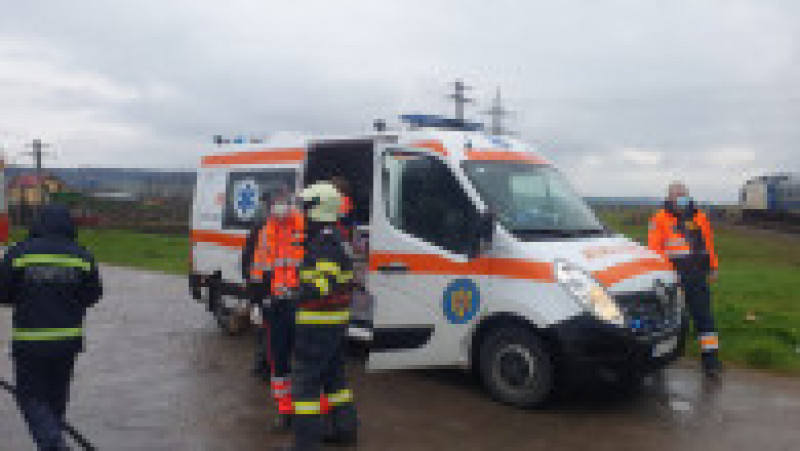 O femeie a fost rănită după ce un camion a fost lovit de două trenuri în județul Vaslui. Foto: ISU | Poza 14 din 15