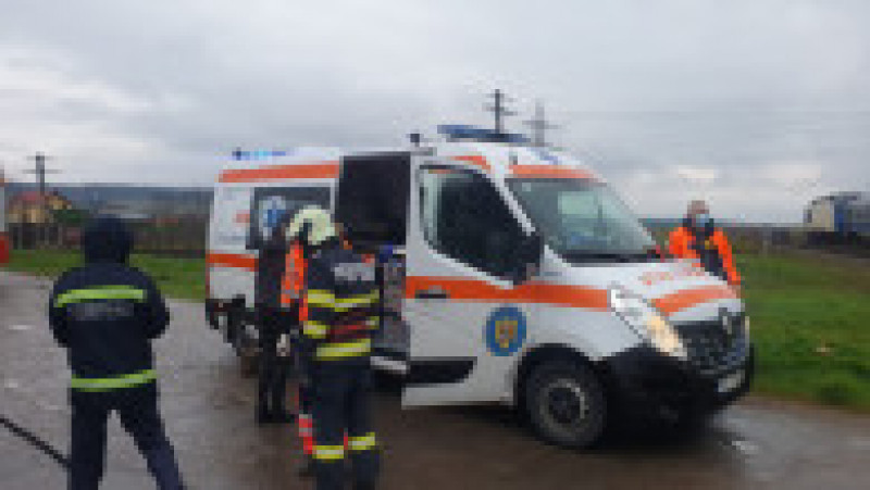 O femeie a fost rănită după ce un camion a fost lovit de două trenuri în județul Vaslui. Foto: ISU | Poza 11 din 15
