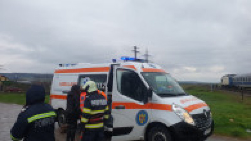 O femeie a fost rănită după ce un camion a fost lovit de două trenuri în județul Vaslui. Foto: ISU | Poza 12 din 15