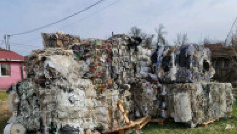 189 de tone de deșeuri au fost descoperite în curtea unei firme din județul Bihor. FOTO Facebook Garda de Mediu Bihor | Poza 2 din 4