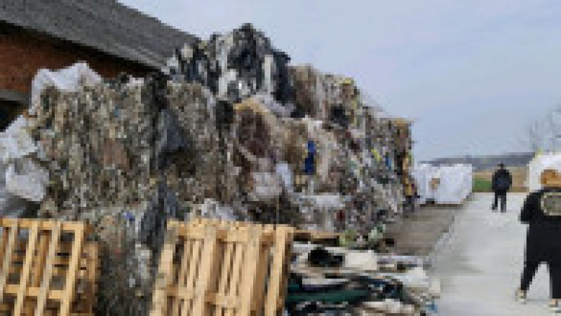 189 de tone de deșeuri au fost descoperite în curtea unei firme din județul Bihor. FOTO Facebook Garda de Mediu Bihor | Poza 3 din 4