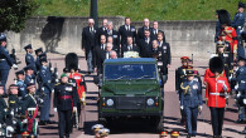 Sicriul cu trupul prințului Philip a fost transportat de la castelul Windsor la capela St. George cu un Land Rover modificat Foto: Profimedia | Poza 20 din 31