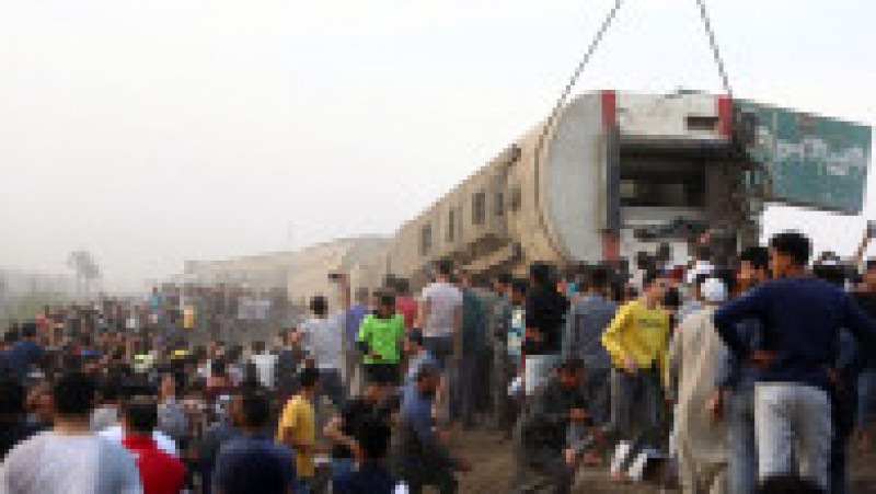 Opt vagoane ale trenului de pasageri s-au răsturnat. Foto: Profimedia Images | Poza 2 din 10
