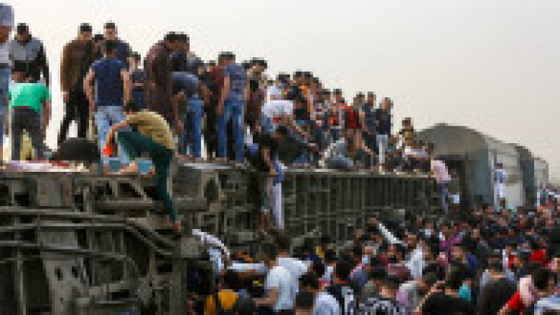 Opt vagoane ale trenului de pasageri s-au răsturnat. Foto: Profimedia Images | Poza 9 din 10