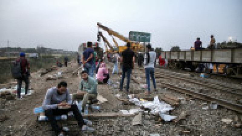 Opt vagoane ale trenului de pasageri s-au răsturnat. Foto: Profimedia Images | Poza 4 din 10