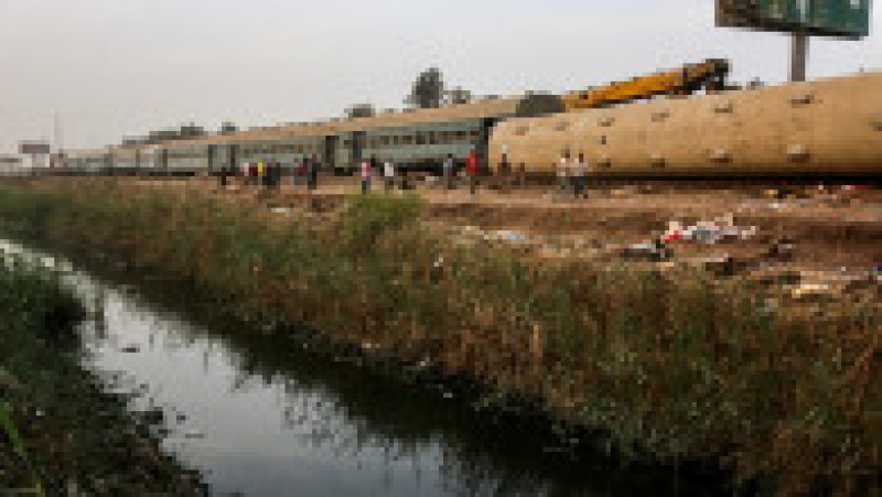 Opt vagoane ale trenului de pasageri s-au răsturnat. Foto: Profimedia Images | Poza 5 din 10
