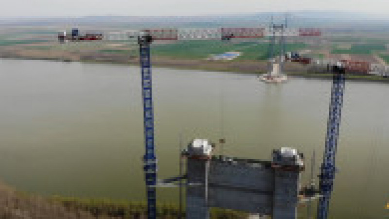 Începe o operațiune spectaculoasă pe șantierul podului peste Dunăre: vor fi montate cablurile principale. FOTO: Facebook Asociația Pro Infrastructura | Poza 3 din 6