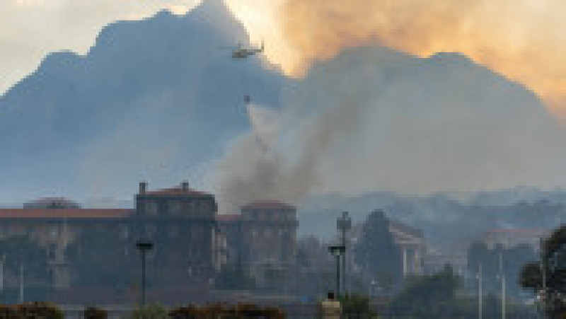 Un incendiu de proporții a izbucnit în parcul național de pe muntele Table din Cape Town. FOTO: Agerpres | Poza 2 din 4