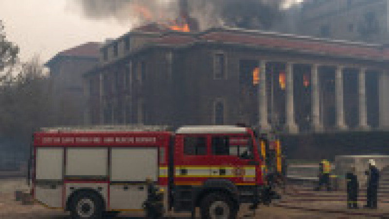 Biblioteca Jagger a Universității din Cape Town a fost cuprinsă de flăcări. FOTO: Agerpres | Poza 3 din 4