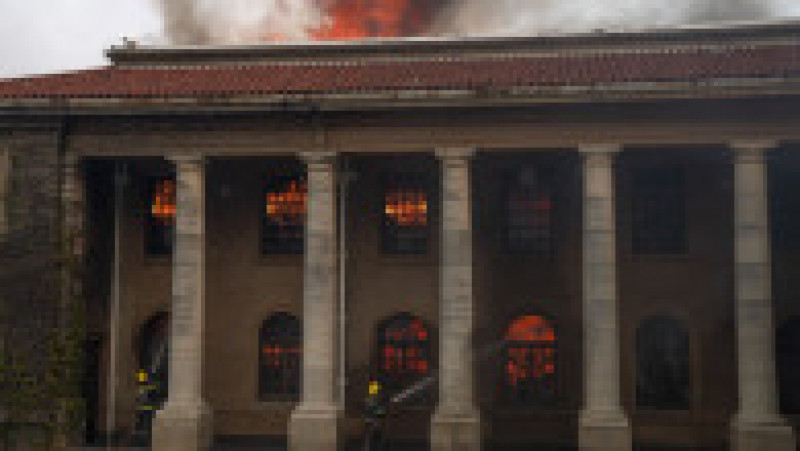 Biblioteca Jagger a Universității din Cape Town a fost cuprinsă de flăcări. FOTO: Agerpres | Poza 4 din 4