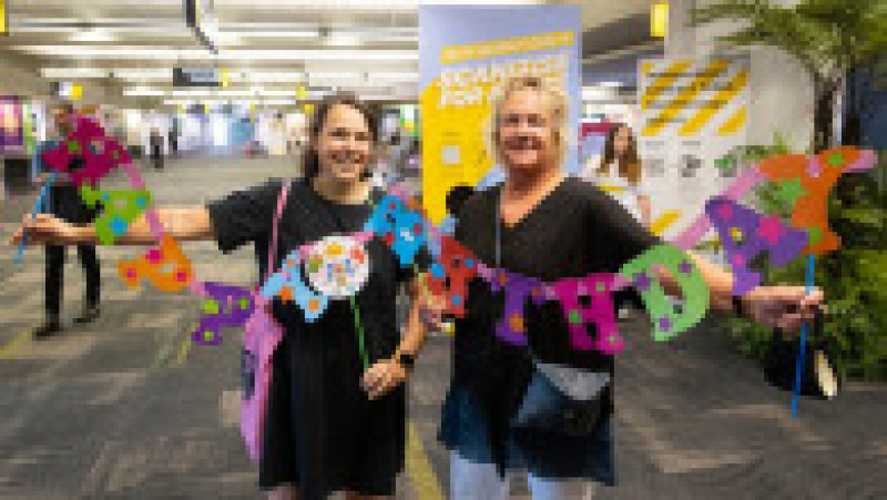 Două femei așteaptă aterizarea unui avion din Australia pe aeroportul din Wellington. Foto: Profimedia Images | Poza 7 din 7