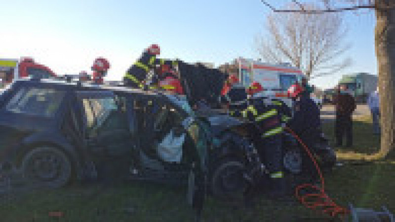 Doi morți și trei persoane rănite grav după impactul frontal dintre două mașini în localitatea Filipești, județul Bacău. Foto: ISU Bacău | Poza 3 din 4