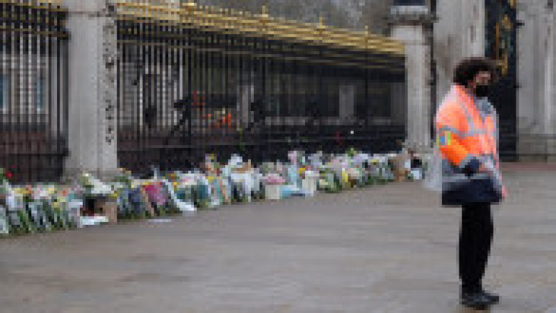 Britanicii au lăsat buchete de flori lângă gardul Palatului Buckingham în semn de omagiu pentru prințul Philip Foto: Mihai Feflea | Poza 3 din 10