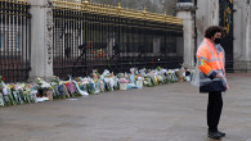Britanicii au lăsat buchete de flori lângă gardul Palatului Buckingham în semn de omagiu pentru prințul Philip Foto: Mihai Feflea | Poza 3 din 10