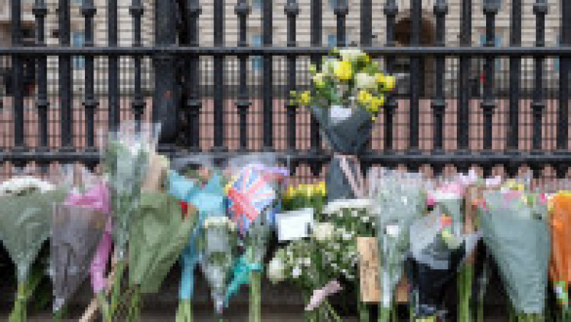 Buchete de flori lăsate la gardul Palatului Buckingham Foto: Mihai Feflea | Poza 9 din 10