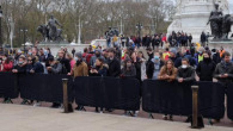 Britanicii au venit în număr mare la Palatul Buckingham să aducă un omagiu prințului Philip Foto: Mihai Feflea | Poza 8 din 10