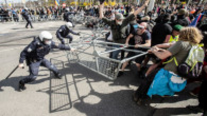 Protestatarii anti-restricții din Viena au dărâmat gardurile de protecție Foto: Profimedia | Poza 2 din 4