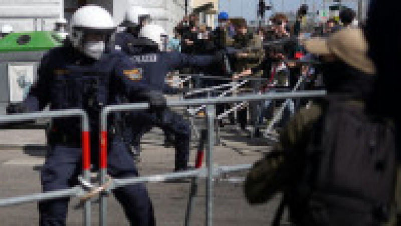 Demonstranții încearcă să rupă un cordon al poliției la un protest antirestricții organizat sâmbătă, 10 aprilie 2021, la Viena Foto: Profimedia | Poza 4 din 4