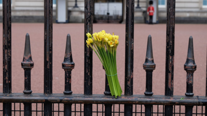 Britanicii au adus flori la Palatul Buckingham în semn de omagiu pentru prințul Philip, care a murit la 9 aprilie 2021, la 99 de ani Foto: Mihai Feflea