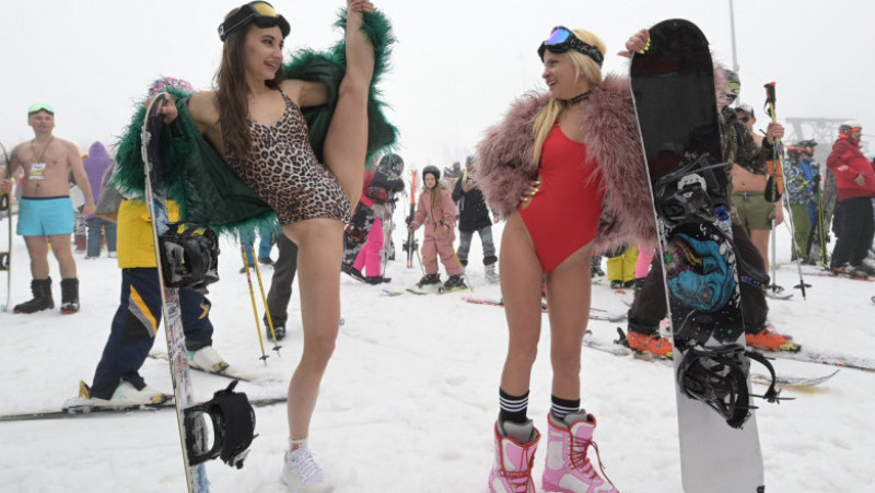 Distracție la carnavalul organizat la finalul sezonului de schi pe pârtiile din Soci Foto: Profimedia