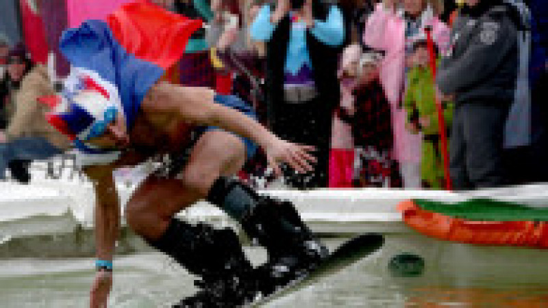 Participanții la carnavalul de la Soci sfârșesc prin a sări de pe pârtie într-o piscină Foto: Profimedia | Poza 6 din 7