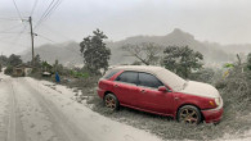 Mașină acioperiă cu cenușă după erupția vulcanului La Soufriere din Caraibe. Foto: Profimedia Images | Poza 2 din 6