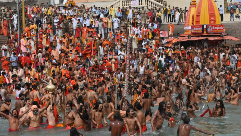 Pelerinaj cu zeci de mii de hinduși în India. Relaxarea restricțiilor și evenimentele religioase cu mari adunări de oameni sunt considerate la originea actualei creșteri vertiginoase de cazuri din India FOTO: Profimedia Images