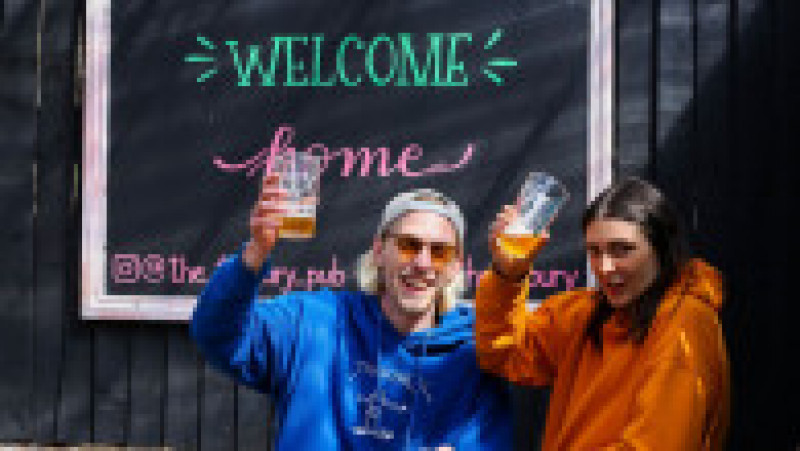 Oamenii sărbătoresc cu bere redeschiderea pub-urilor în Marea Britanie, după 4 luni. Foto: Profimedia Images | Poza 8 din 8