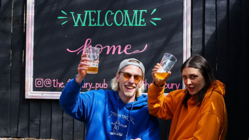 Oamenii sărbătoresc cu bere redeschiderea pub-urilor în Marea Britanie, după 4 luni. Foto: Profimedia Images