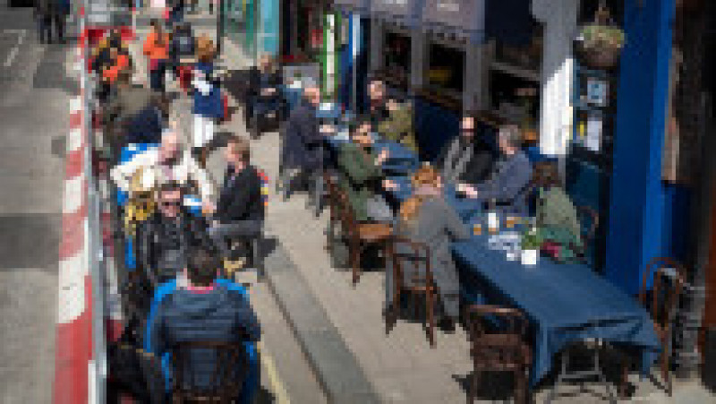 Oamenii sărbătoresc redeschiderea pub-urilor în Marea Britanie. Foto: Profimedia Images | Poza 4 din 10