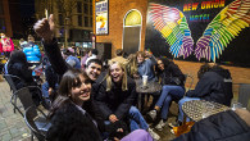 Tinerii din Manchester au ieșit în număr mare la terase, în ziua redeschiderii barurilor, pe 12 aprilie 2021. Foto: GettyImages | Poza 1 din 6