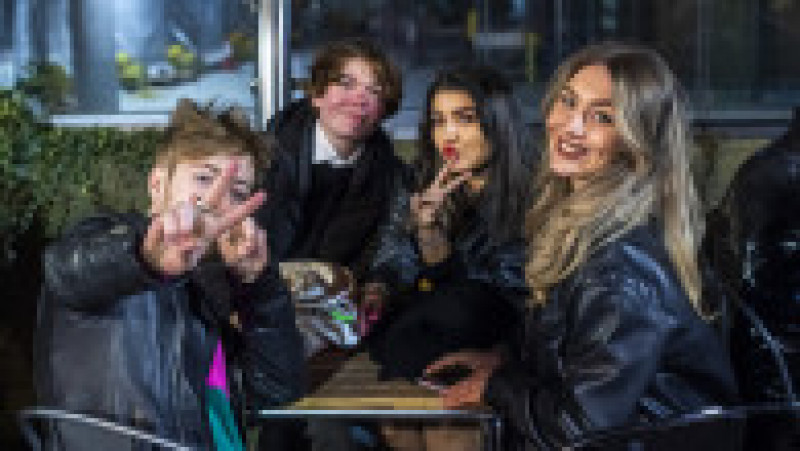 Tinerii din Manchester au ieșit în număr mare la terase, în ziua redeschiderii barurilor, pe 12 aprilie 2021. Foto: GettyImages | Poza 2 din 6
