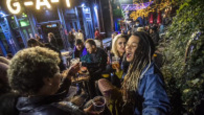 Tinerii din Manchester au ieșit în număr mare la terase, în ziua redeschiderii barurilor, pe 12 aprilie 2021. Foto: GettyImages | Poza 4 din 6