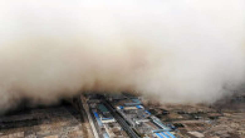Un nor imens de nisip a acoperit complet un oraș din nordul Chinei FOTO: Profimedia Images | Poza 1 din 2