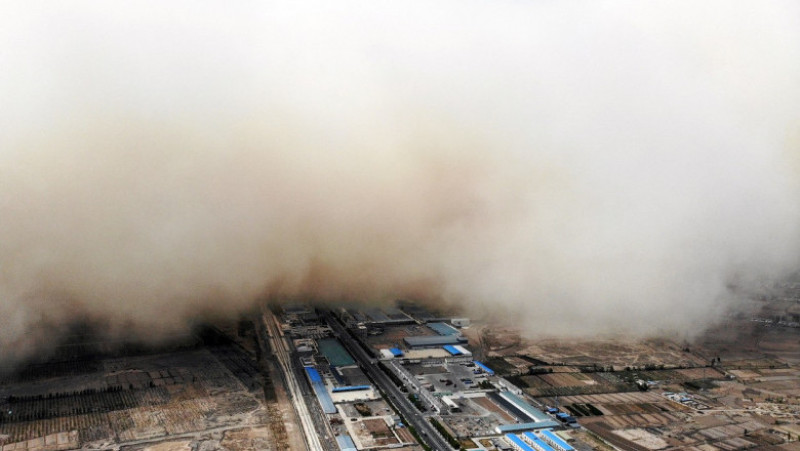 Un nor imens de nisip a acoperit complet un oraș din nordul Chinei FOTO: Profimedia Images