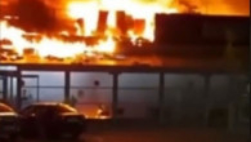 Un incendiu puternic a izbucnit în noaptea de marți spre miercuri, la o cunoscută șaormerie din centrul Bucureștiului. FOTO: captură Digi24 | Poza 3 din 4